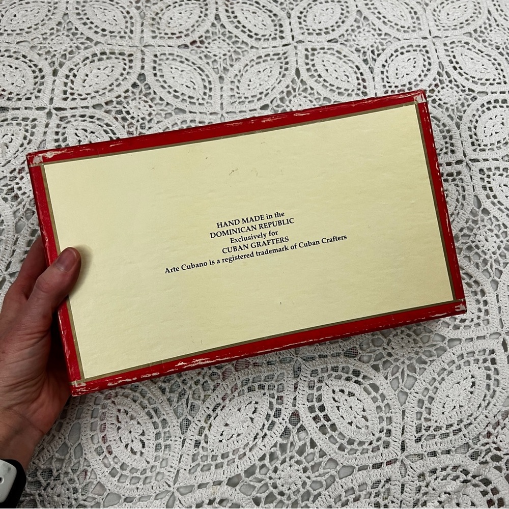 Cigar box full of postage stamps - Picture 7 of 12